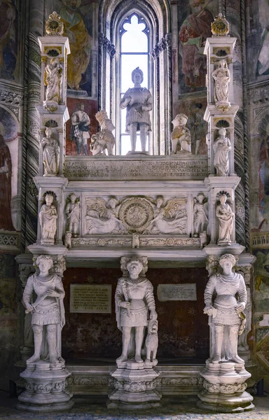 在14世纪意大利那不勒斯的圣乔凡尼教堂内 — 图库照片