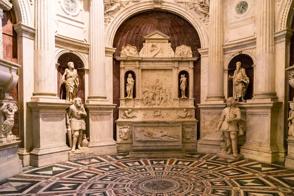 Wnętrze Xiv Wiecznego Kościoła San Giovanni Carbonara Neapolu Włochy — Zdjęcie stockowe