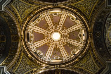 Napoli, İtalya 7 Mayıs 2023: Napoli, İtalya 'nın tarihi merkezindeki San Paolo Maggiore kilisesinin iç mimarları, tabloları ve detayları