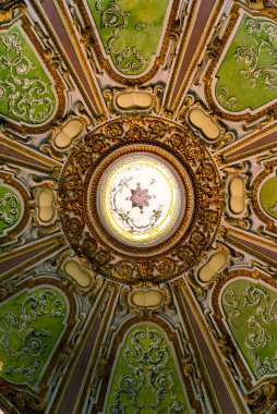 Napoli, İtalya 7 Mayıs 2023: Napoli, İtalya 'nın tarihi merkezindeki San Paolo Maggiore kilisesinin iç mimarları, tabloları ve detayları