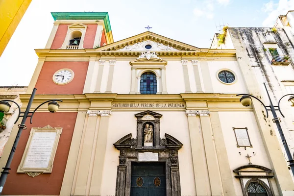 イタリアのナポリのAvvoata地区に位置するSantuario Della Vergine Della Pazienzaのファサード — ストック写真