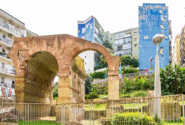 Napoli, İtalya - 29 Nisan 2023 - Metro dell 'arte, sanat turu turistleri için muhteşem istasyonları keşfetmek için turistik bir eğlence merkezi. Kurtarıcı Rosa istasyonu Roman Acqueduct ile birlikte dışarıda.