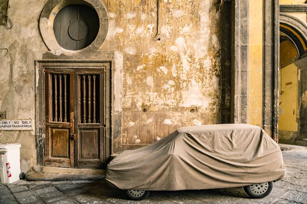 Egy Fedett Autó Egy Történelmi Épületben Nápolyban Olaszországban — Stock Fotó
