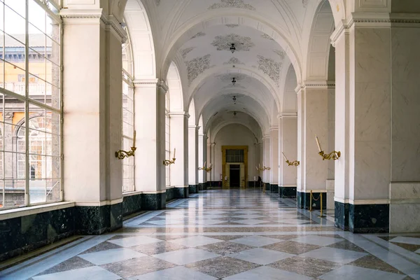 意大利那不勒斯巴洛克和新古典主义皇家宫殿漂亮的白色内部 — 图库照片