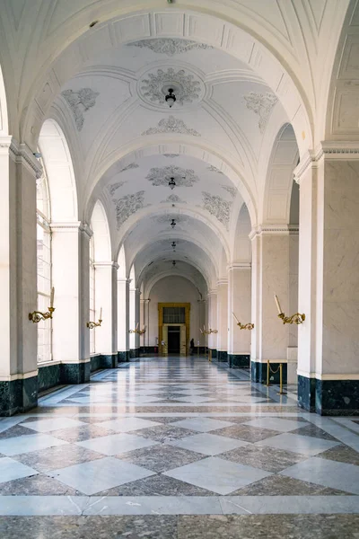 イタリア ナポリのバロック様式とネオクラシック様式の王宮の美しい白いインテリア — ストック写真