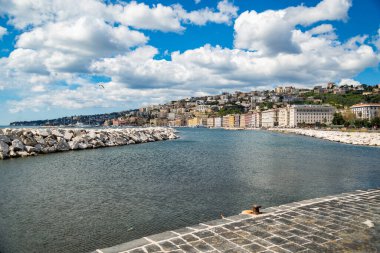 Napoli şehri İtalya 'nın Napoli kıyılarından görüldü.