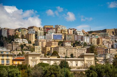 Napoli şehri İtalya 'nın Napoli kıyılarından görüldü.