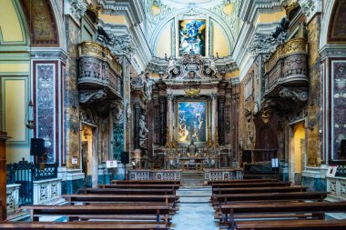 İtalya 'nın Napoli kentindeki Purgatorio ad Arco ya da Santa Maria delle Anime del Purgatorio kilisesinin içleri.