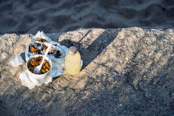 在美国的海滩上吃快餐和喝东西 — 图库照片