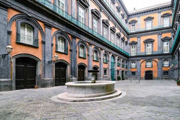 Der Hof Des Königlichen Palastes Historischen Zentrum Von Neapel Italien — Stockfoto
