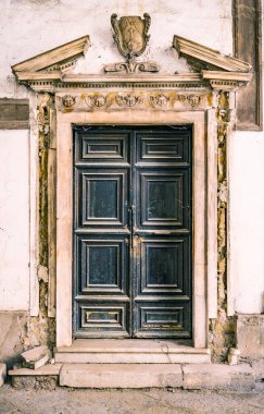 Napoli, İtalya 'da tarihi bir binada eski bir manastırın içindeki eski ahşap kapı.