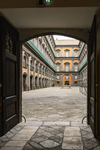 位于意大利那不勒斯历史中心的王宫院子 — 图库照片