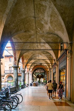 Bolonya, İtalya - 9 Haziran 2023: Bolonya 'da güneşli bir yaz gününde çok güzel dekore edilmiş bir portici.