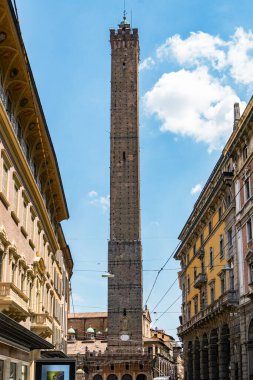 Torre Degli Asinelli 'nin eğimli kulelerinin manzarası, İtalya' nın Bologna kentinin en yükseği.