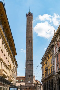 Torre Degli Asinelli 'nin eğimli kulelerinin manzarası, İtalya' nın Bologna kentinin en yükseği.
