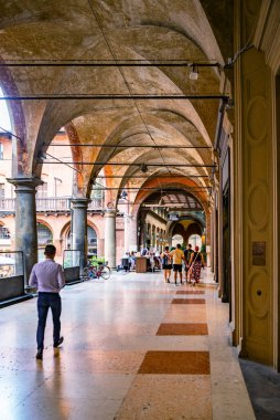 Bolonya, İtalya - 9 Haziran 2023: Bolonya 'da güneşli bir yaz gününde çok güzel dekore edilmiş bir portici.