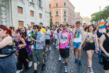 Napoli, İtalya - 1 Temmuz 2023: Her yıl Gay Pride 'a katılanlar binlerce eşcinseli bir araya getiriyor ve cinsel özgürlük ve homofobiye karşı hak iddia etmiyorlar.