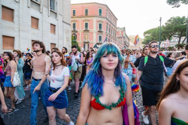 Napoli, İtalya - 1 Temmuz 2023: Her yıl Gay Pride 'a katılanlar binlerce eşcinseli bir araya getiriyor ve cinsel özgürlük ve homofobiye karşı hak iddia etmiyorlar.