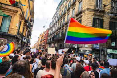 Napoli, İtalya - 1 Temmuz 2023: Her yıl Gay Pride 'a katılanlar binlerce eşcinseli bir araya getiriyor ve cinsel özgürlük ve homofobiye karşı hak iddia etmiyorlar.