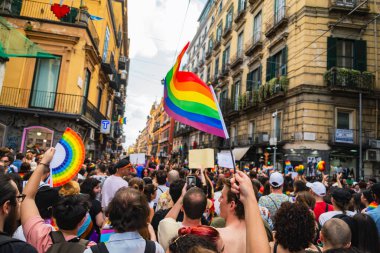 Napoli, İtalya - 1 Temmuz 2023: Her yıl Gay Pride 'a katılanlar binlerce eşcinseli bir araya getiriyor ve cinsel özgürlük ve homofobiye karşı hak iddia etmiyorlar.