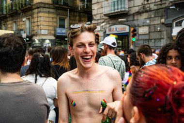 Napoli, İtalya - 1 Temmuz 2023: Her yıl Gay Pride 'a katılanlar binlerce eşcinseli bir araya getiriyor ve cinsel özgürlük ve homofobiye karşı hak iddia etmiyorlar.