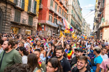 Napoli, İtalya - 1 Temmuz 2023: Her yıl Gay Pride 'a katılanlar binlerce eşcinseli bir araya getiriyor ve cinsel özgürlük ve homofobiye karşı hak iddia etmiyorlar.