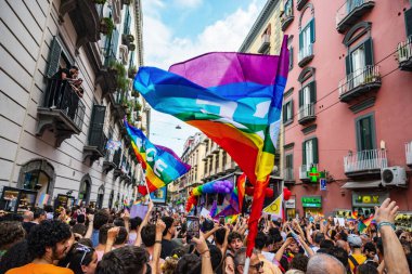 Napoli, İtalya - 1 Temmuz 2023: Her yıl Gay Pride 'a katılanlar binlerce eşcinseli bir araya getiriyor ve cinsel özgürlük ve homofobiye karşı hak iddia etmiyorlar.