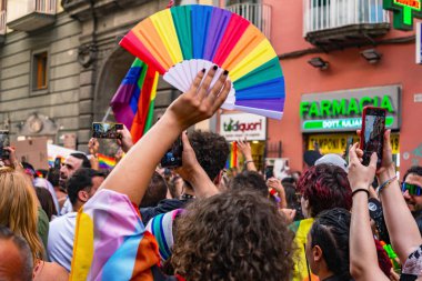 Napoli, İtalya - 1 Temmuz 2023: Her yıl Gay Pride 'a katılanlar binlerce eşcinseli bir araya getiriyor ve cinsel özgürlük ve homofobiye karşı hak iddia etmiyorlar.