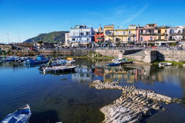 Pozzuoli, Napoli, İtalya - 18 Mart 2023: Botları ve barları olan eski Pozzuoli limanı, Napoli, İtalya