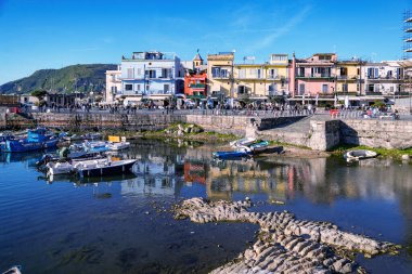 Pozzuoli, Napoli, İtalya - 18 Mart 2023: Botları ve barları olan eski Pozzuoli limanı, Napoli, İtalya