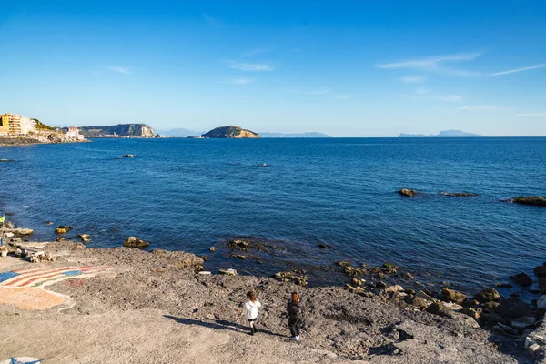 ポッツォーリ湾と西田島は海側から見える — ストック写真