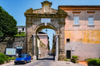 Sessa Aurunca, Campania. Kasabanın ana kapısı, Porta dei Cappuccini. Duvarın bir kısmı XV yüzyılda inşa edilmiş. İtalya