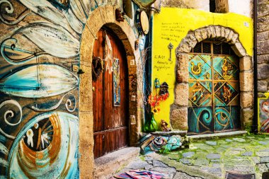 Valogno, İtalya - 18 Haziran 2023: Valogno, Caserta, Campania, İtalya 'da sokak resimleri. Valogno, Sessa Aurunca yakınlarında küçük bir köydür, grafitisiyle ünlüdür.