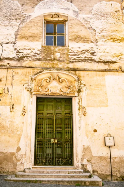 Sessa Aurunca, Campania. 1433 'te inşa edilen Sant' Agostino kilisesinin cephesi ve kalıntısı. İtalya