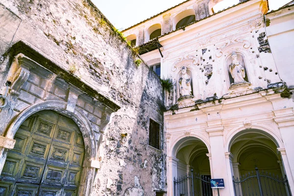 セッサ アウルーナ カンパニア州 ファサードと13世紀に建てられたSant Agostino教会の入り口 イタリア — ストック写真