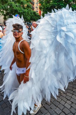 Napoli, İtalya - 1 Temmuz 2023: Her yıl Gay Pride 'a katılanlar binlerce eşcinseli bir araya getiriyor ve cinsel özgürlük ve homofobiye karşı hak iddia etmiyorlar.