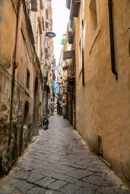 Napoli, İtalya 'nın tarihi merkezinde dar şehir caddesi