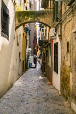 Napoli, İtalya 'nın tarihi merkezinde dar şehir caddesi