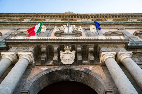 ナポリ カンパニア イタリアナポリの歴史的中心部にある16世紀の貴族の宮殿 — ストック写真