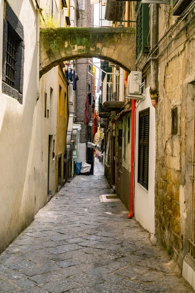 Στενό Δρόμο Της Πόλης Στο Ιστορικό Κέντρο Της Νάπολης Ιταλία — Φωτογραφία Αρχείου