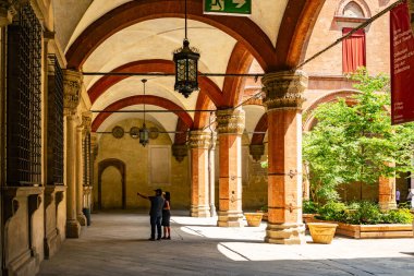 Bolonya, Emilia Romagna, İtalya. Piazza Maggiore 'daki Podest Sarayı' nın içi ve kemerleri..