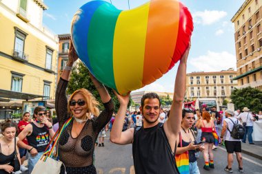 Napoli, İtalya - 1 Temmuz 2023: Her yıl Gay Pride 'a katılanlar binlerce eşcinseli bir araya getiriyor ve cinsel özgürlük ve homofobiye karşı hak iddia etmiyorlar.