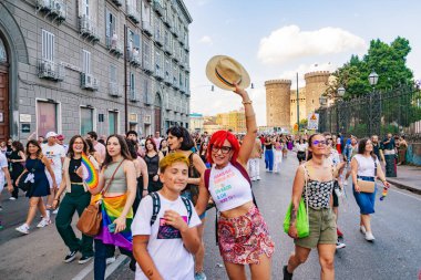 Napoli, İtalya - 1 Temmuz 2023: Her yıl Gay Pride 'a katılanlar binlerce eşcinseli bir araya getiriyor ve cinsel özgürlük ve homofobiye karşı hak iddia etmiyorlar.