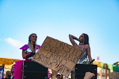 Napoli, İtalya - 1 Temmuz 2023: Her yıl Gay Pride 'a katılanlar binlerce eşcinseli bir araya getiriyor ve cinsel özgürlük ve homofobiye karşı hak iddia etmiyorlar.