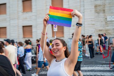 Napoli, İtalya - 1 Temmuz 2023: Her yıl Gay Pride 'a katılanlar binlerce eşcinseli bir araya getiriyor ve cinsel özgürlük ve homofobiye karşı hak iddia etmiyorlar.