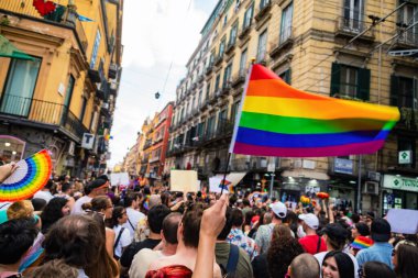 Napoli, İtalya - 1 Temmuz 2023: Her yıl Gay Pride 'a katılanlar binlerce eşcinseli bir araya getiriyor ve cinsel özgürlük ve homofobiye karşı hak iddia etmiyorlar.