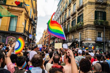 Napoli, İtalya - 1 Temmuz 2023: Her yıl Gay Pride 'a katılanlar binlerce eşcinseli bir araya getiriyor ve cinsel özgürlük ve homofobiye karşı hak iddia etmiyorlar.