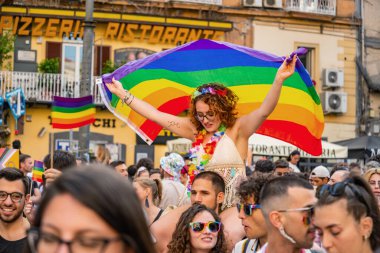 Napoli, İtalya - 1 Temmuz 2023: Her yıl Gay Pride 'a katılanlar binlerce eşcinseli bir araya getiriyor ve cinsel özgürlük ve homofobiye karşı hak iddia etmiyorlar.