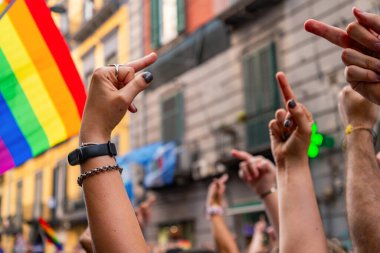 Napoli, İtalya - 1 Temmuz 2023: Her yıl Gay Pride 'a katılanlar binlerce eşcinseli bir araya getiriyor ve cinsel özgürlük ve homofobiye karşı hak iddia etmiyorlar.