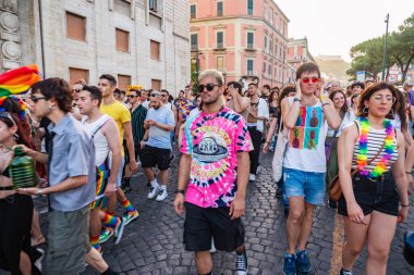 Napoli, İtalya - 1 Temmuz 2023: Her yıl Gay Pride 'a katılanlar binlerce eşcinseli bir araya getiriyor ve cinsel özgürlük ve homofobiye karşı hak iddia etmiyorlar.